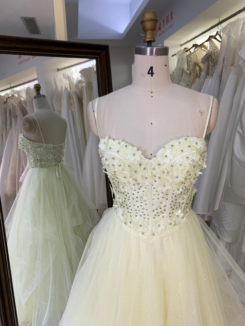 2025 Light Yellow Fluffy Sequined Lace Embroidery A-Line Floor-Length Sleeveless V-Neck Princess Formal Prom Dress Asymmetric