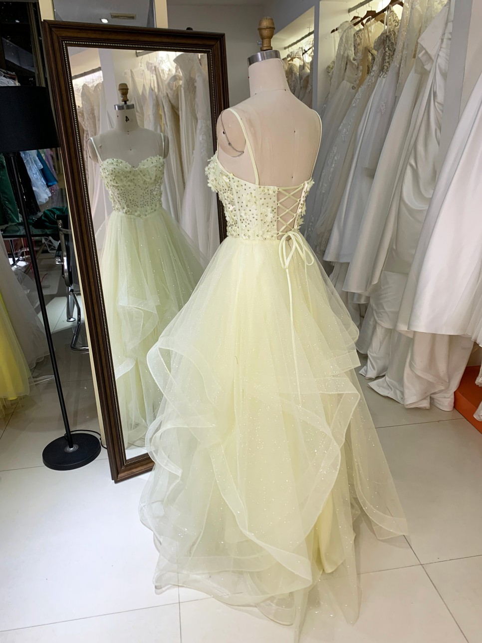 2025 Light Yellow Fluffy Sequined Lace Embroidery A-Line Floor-Length Sleeveless V-Neck Princess Formal Prom Dress Asymmetric