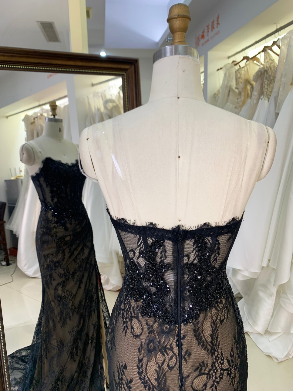 2026 Stunning Scoop Neck Mermaid Floor-Length Satin Party Prom Sparkly Crystal Chain Embellishment Strapless Black Lace Evening