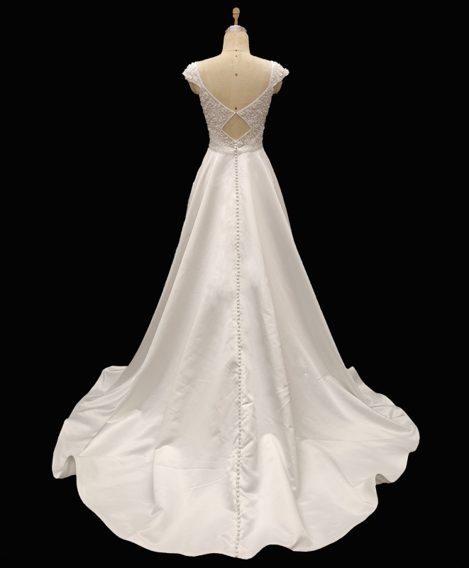 Hot Selling Elegant A-Line Wedding Dress V Neckline Lace with Embroidery Long Party Gowns with Natural Waistline