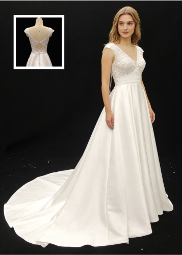 Hot Selling Elegant A-Line Wedding Dress V Neckline Lace with Embroidery Long Party Gowns with Natural Waistline