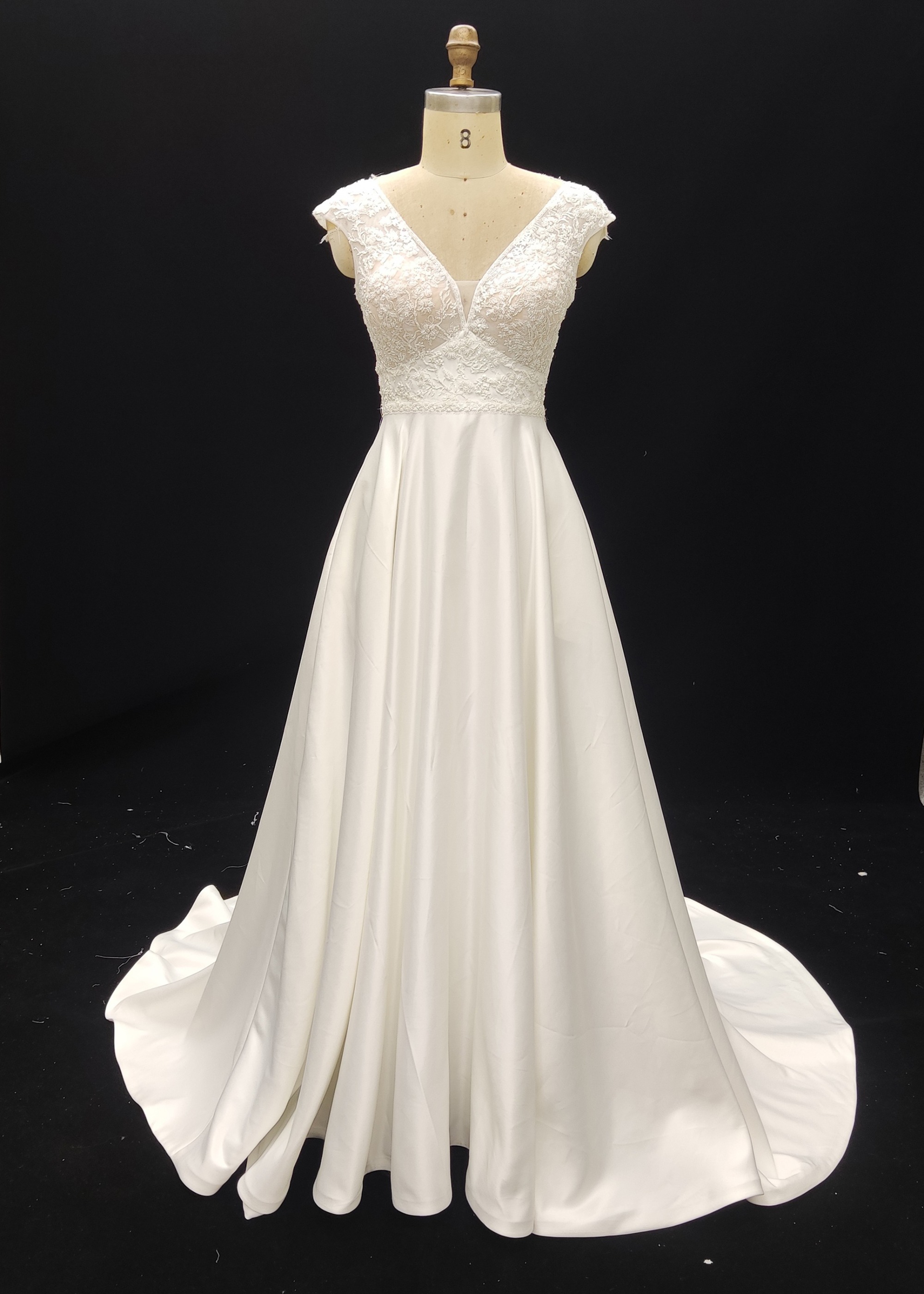 Hot Selling Elegant A-Line Wedding Dress V Neckline Lace with Embroidery Long Party Gowns with Natural Waistline