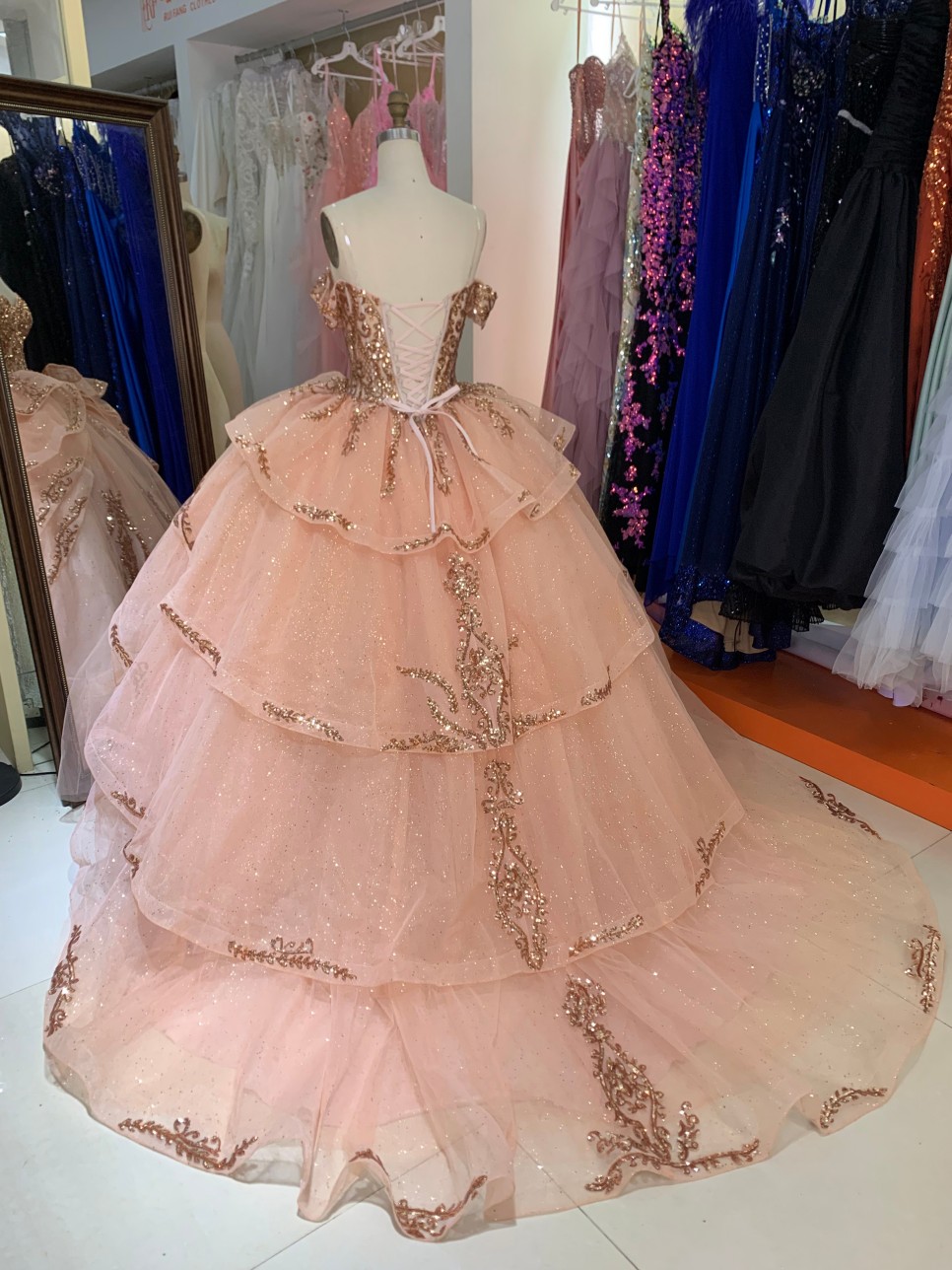 2026 Luxury Ball Gown Fashion Off Shoulder Sweetheart Corset Pink Quinceanera Ball Gowns