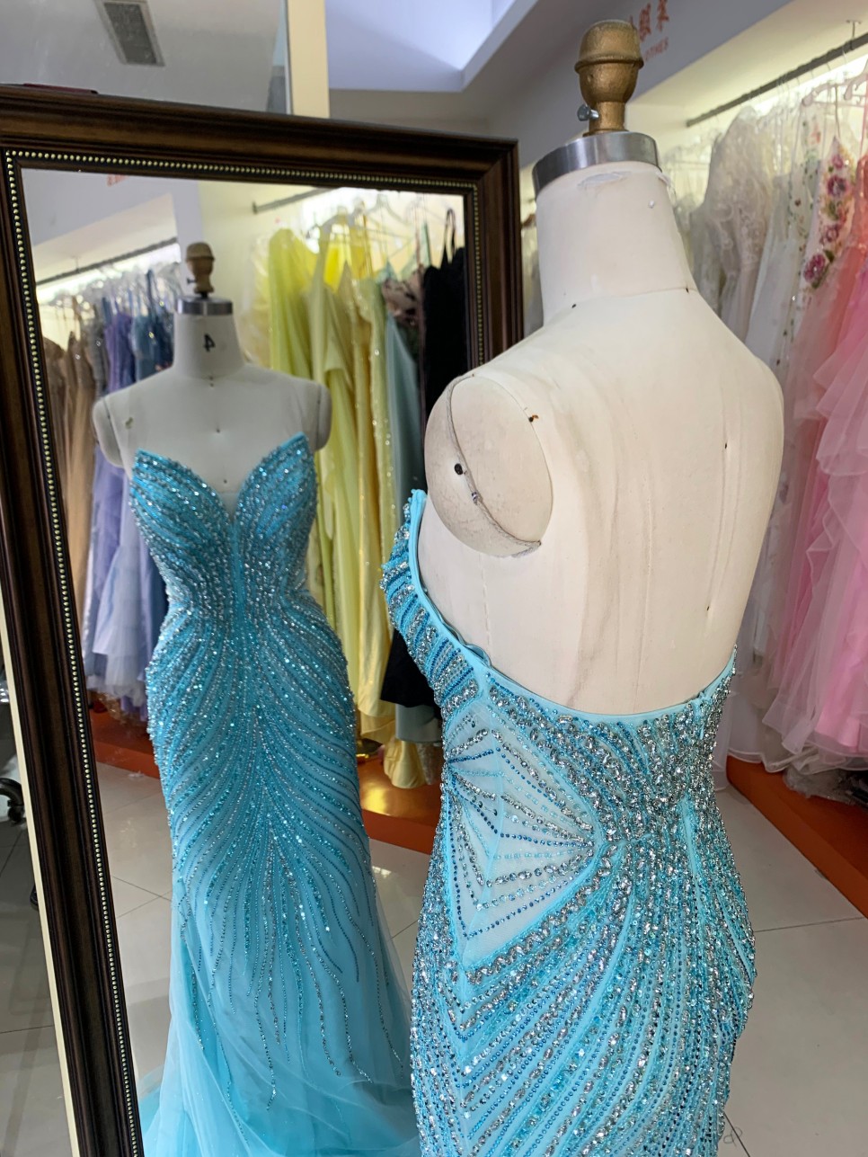 Luxury Prom Dress 2027 Elegant New Aqua Dresses Evening Dresses Prom Dress Sparkly Beading Wholesale Night