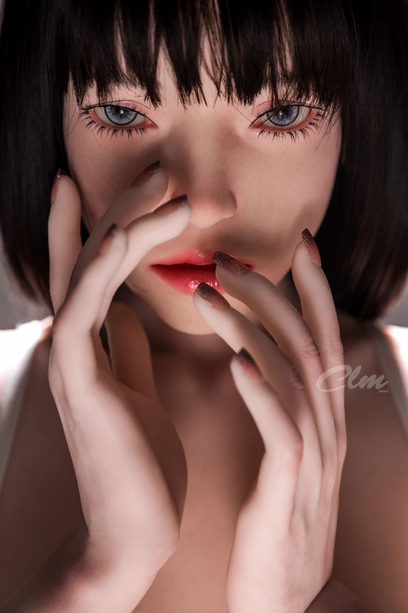 SiQ157cm-Gimogi-with-hand-in-front-of-face