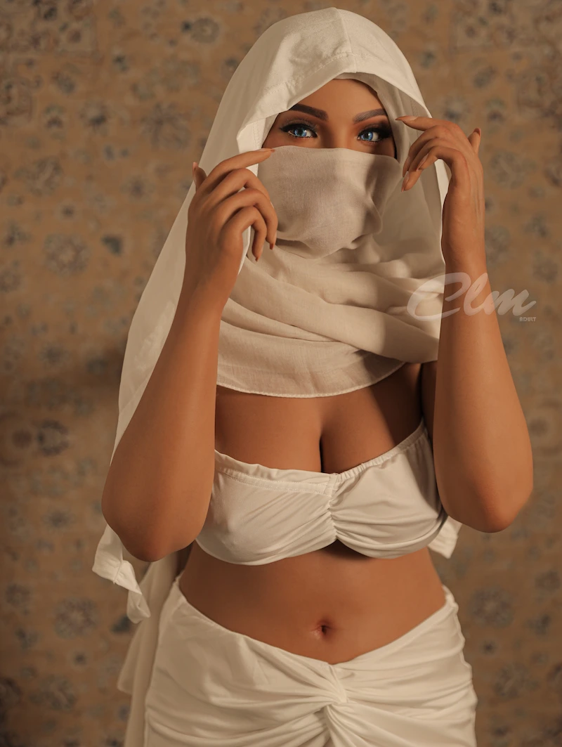 SiE159cm-Mouna-hand-in-front-of-face