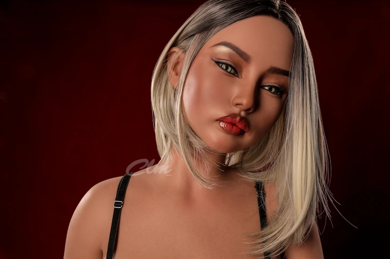 SiE159cm-Lillian-tilting-head-looking-forward