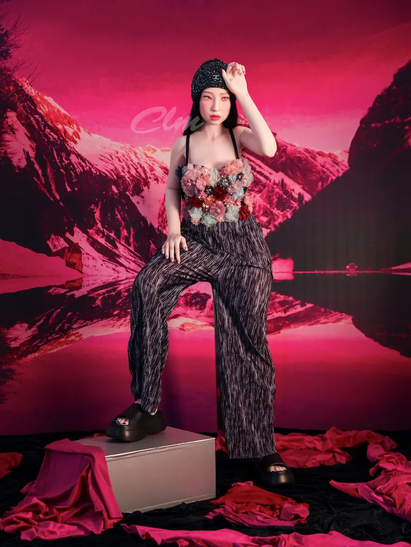 SiW160cm-Janice-one-foot-on-stool-hand-on-forehead