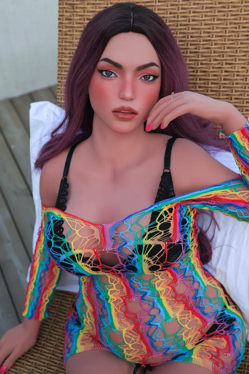 sex-doll-ginny-hand-next-to-face