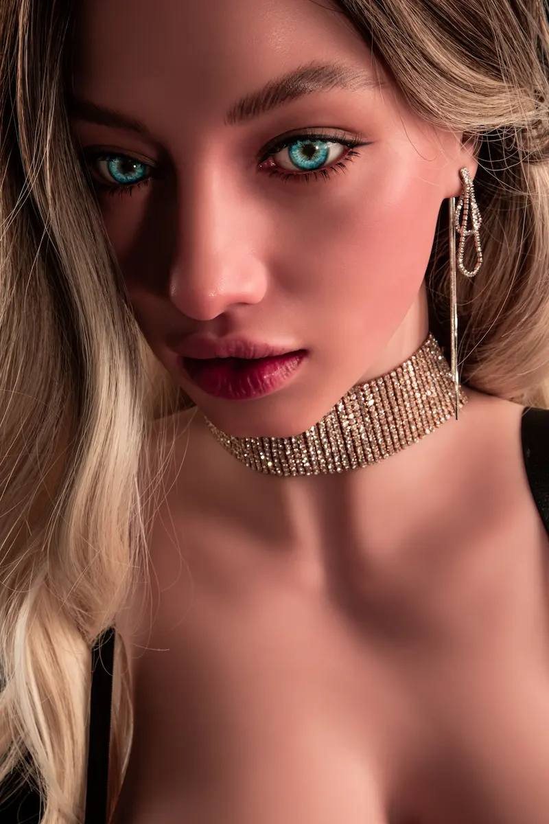 sex-doll-torso-face-closeup-with-head-870#-Sola