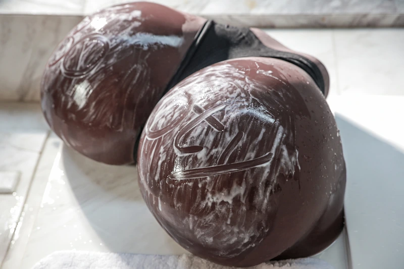 Large-butt-R3-Cocoa-sex-toy-applying-body-wash