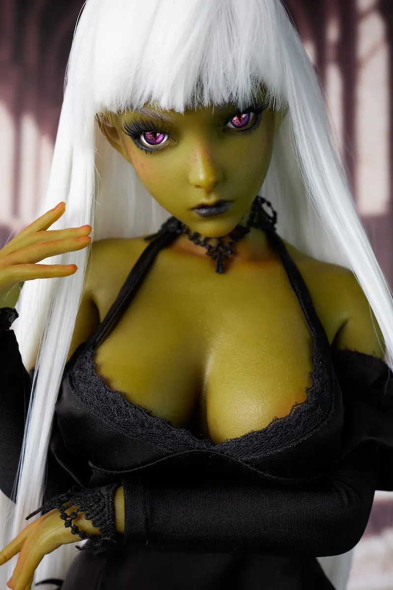 Silicone-mini-sex-doll-Si60cm-L-Momoko-hands-holding-chest