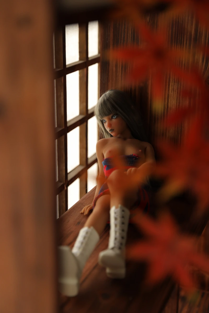 Close-up-view-realistic-mini-sex-doll-si60cm-s-sakurako