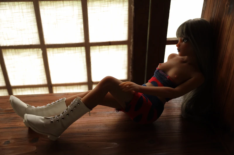 Leaning-side-view-mini-silicone-sex-doll-si60cm-s-sakurako