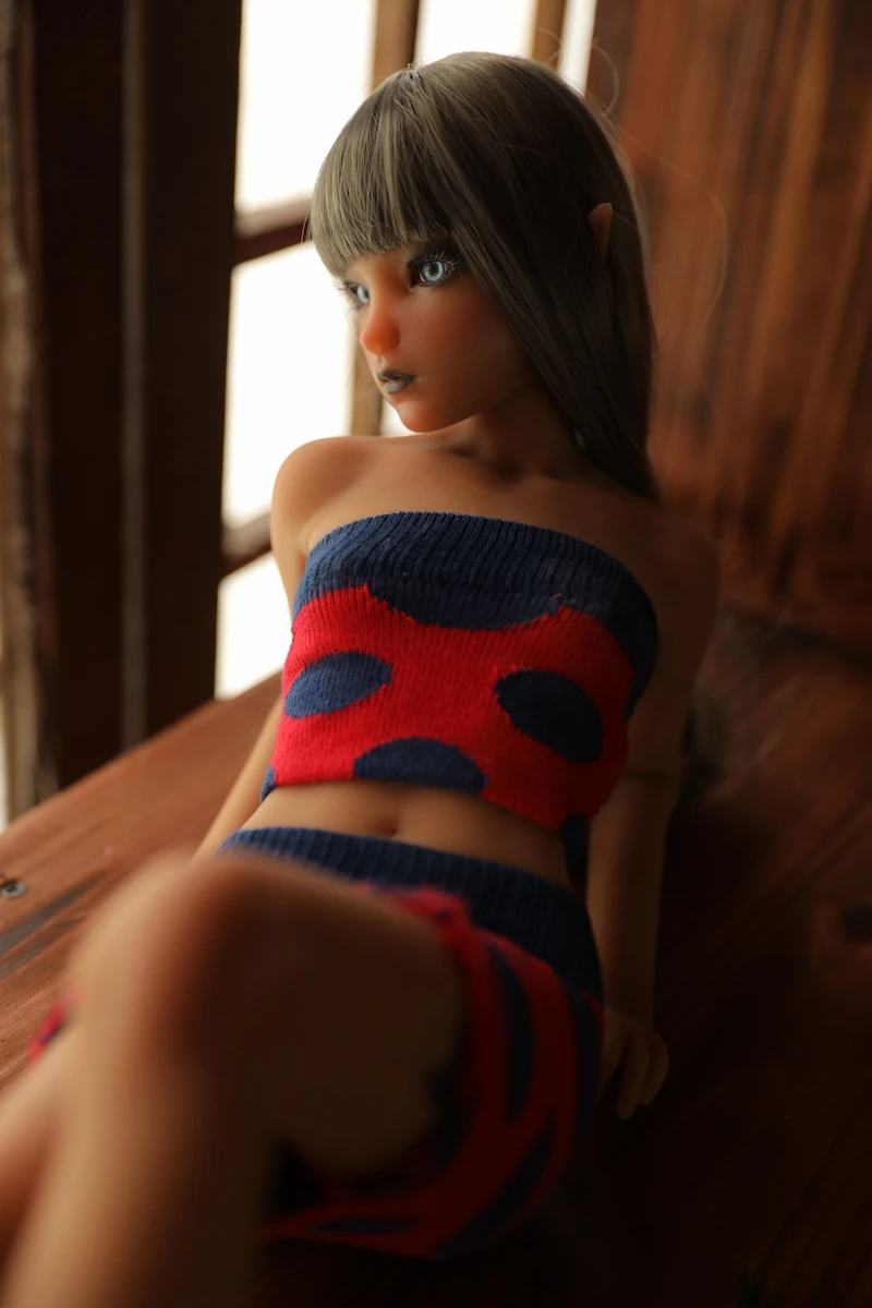Lightweight-mini-sex-doll-leaning-back-on-floor-sakurako
