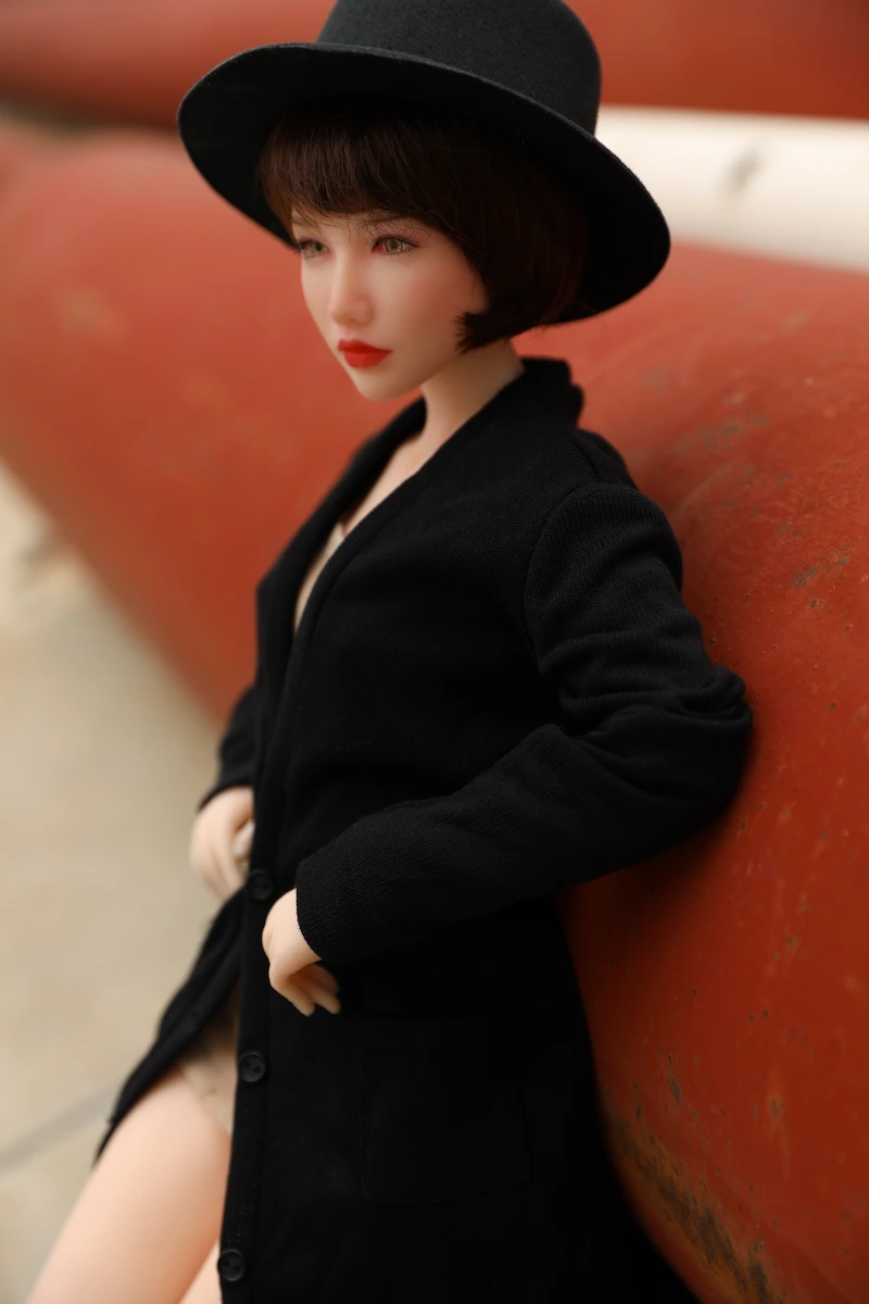 Mini-sex-doll-toy-leaning-against-wall-si60cm-s-reka