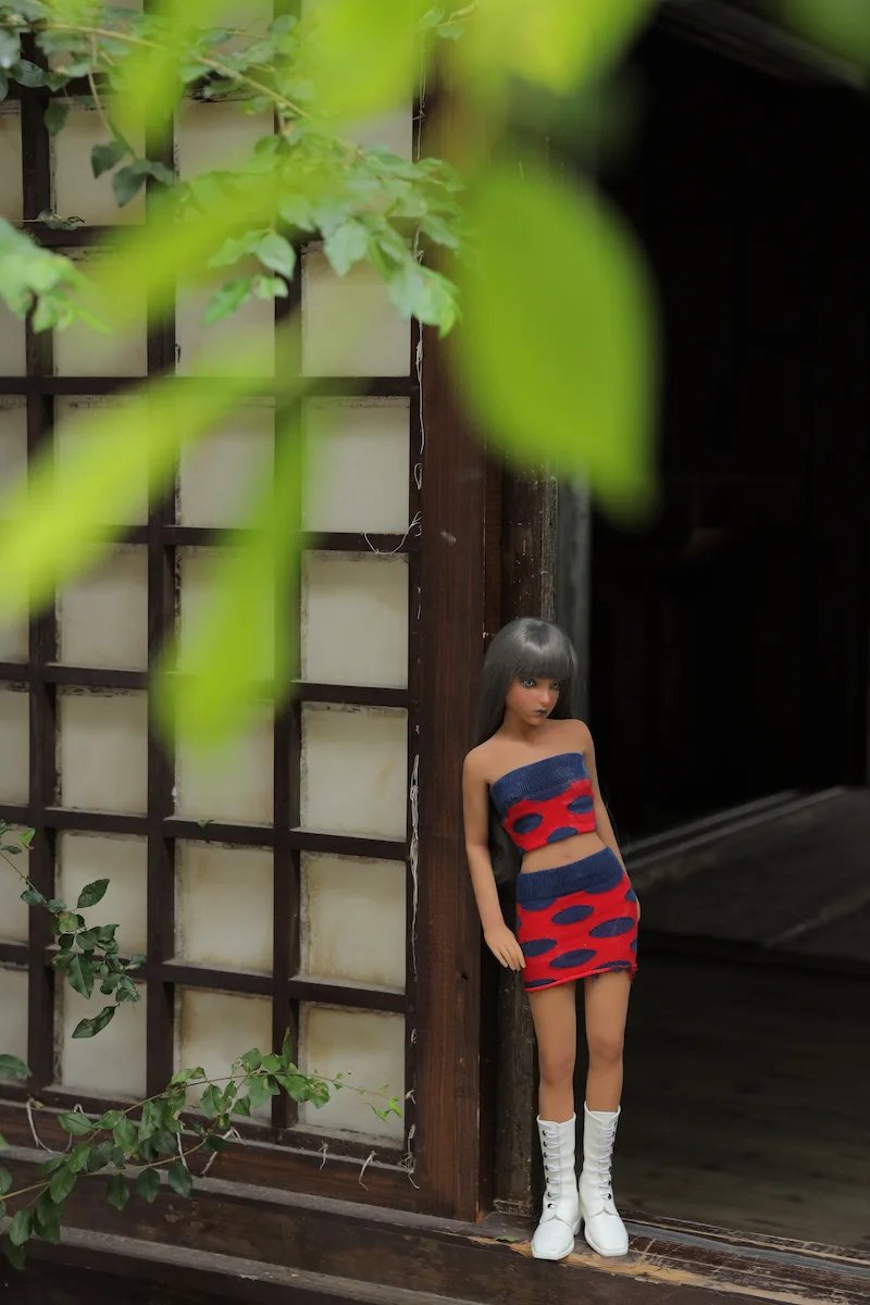 Sexy-mini-sex-doll-leaning-on-door-si60cm-s-sakurako