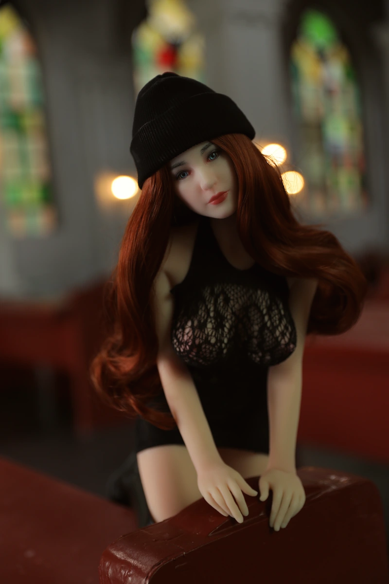 Elegant-mini-sex-doll-si60cm-l-mani-kneeling-on-chair