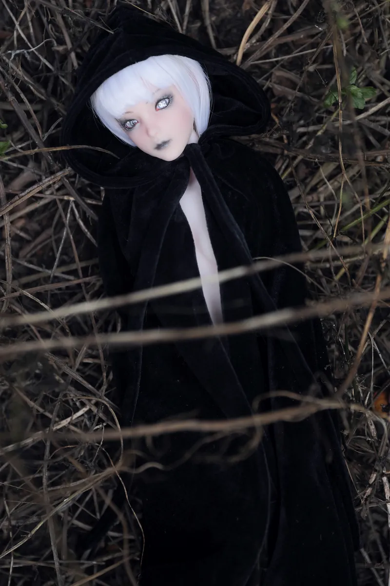 Small-breasts-mini-sex-doll-lying-on-ground-momoko