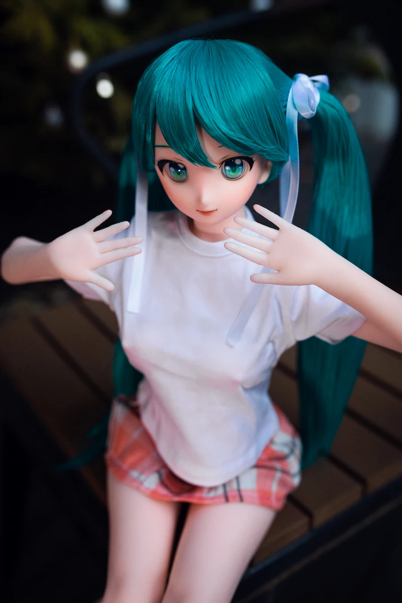 Young-mini-doll-j60-miku-calling-out-pose