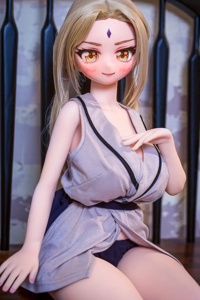 Best-mini-sex-doll-j85cm-b-reyna-hands-on-chest