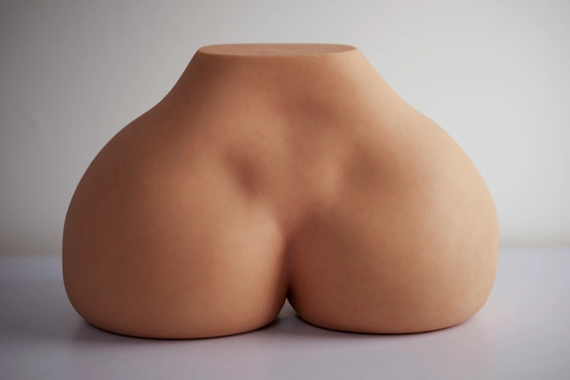 Butt-torso-sex-toy-rs-6-yellow-sitting-back-view