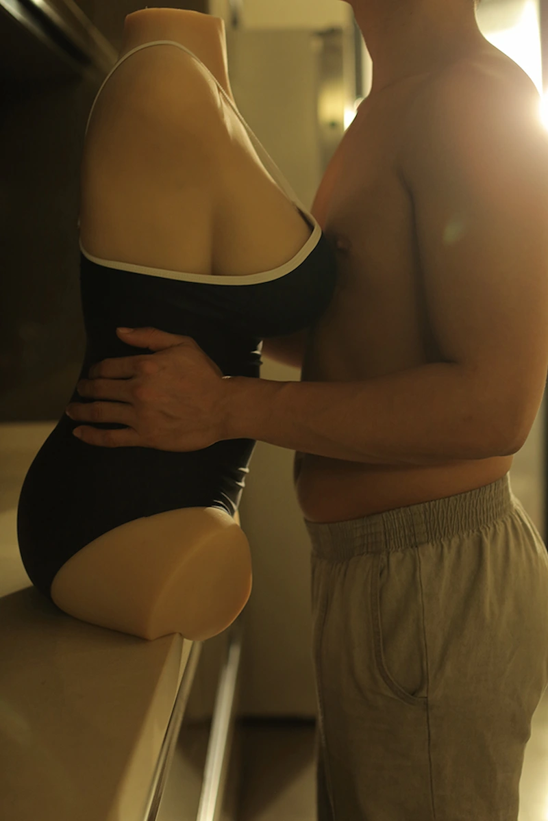 Sex-doll-torso-planar-thigh-cinnamon-face-to-face-with-man