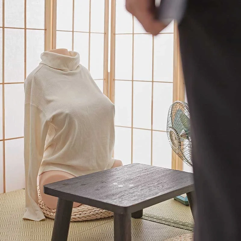 Lifelike-torso-sex-toy-planar-thigh-yellow-sitting-display