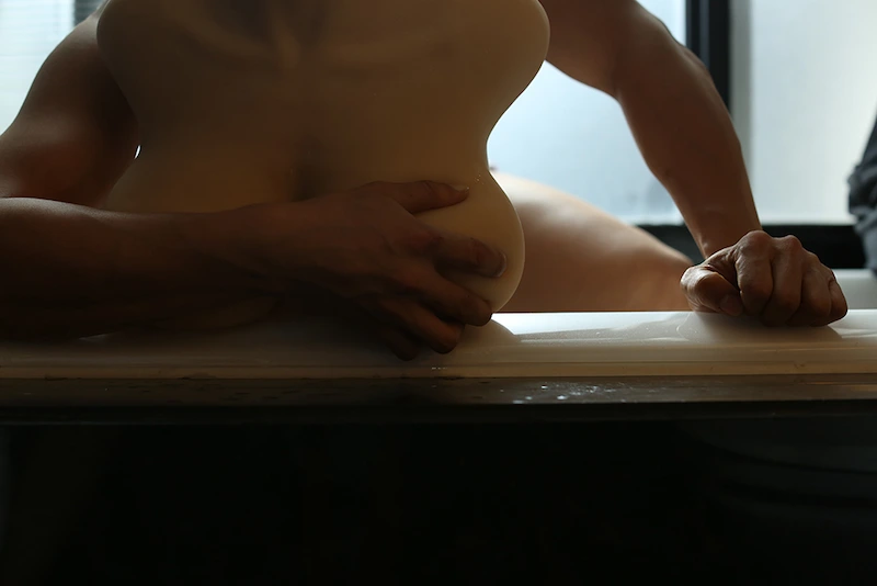 Love-doll-torso-Round-Thigh-Cinnamon-man-hugging-in-bathtub