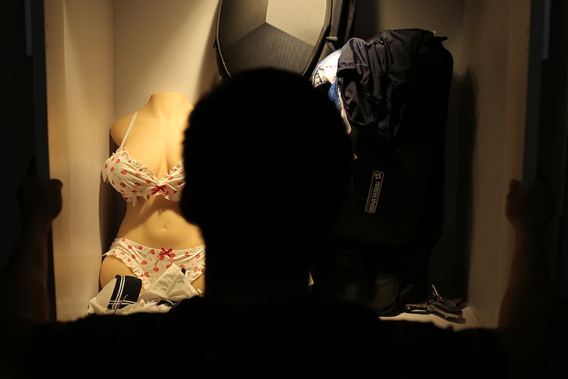 Sex-doll-torso-Round-Thigh-Cinnamon-in-closet