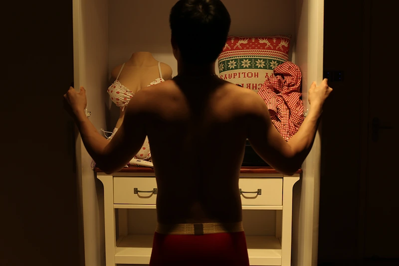 Torso-sex-doll-Round-Thigh-Cinnamon-man-opening-closet