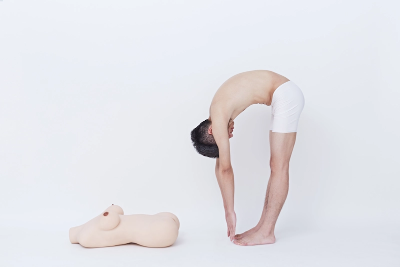 Full-size-sex-toy-round-thigh-yellow-lying-on-the-ground