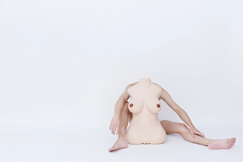 Large-chest-sex-torso-round-thigh-yellow-in-front-of-man