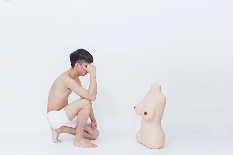 Realistic-female-sex-torso-round-thigh-yellow-man-crouching-and-watching