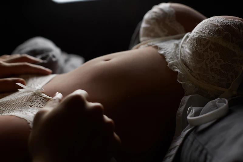 Realistic-sex-torso-toy-round-thigh-black-torso-close-up