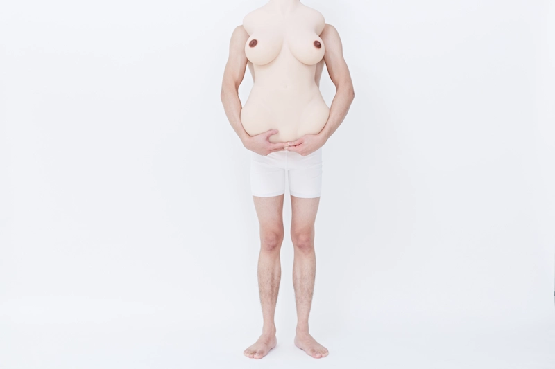 Sex-doll-torso-round-thigh-yellow-man-holding-her