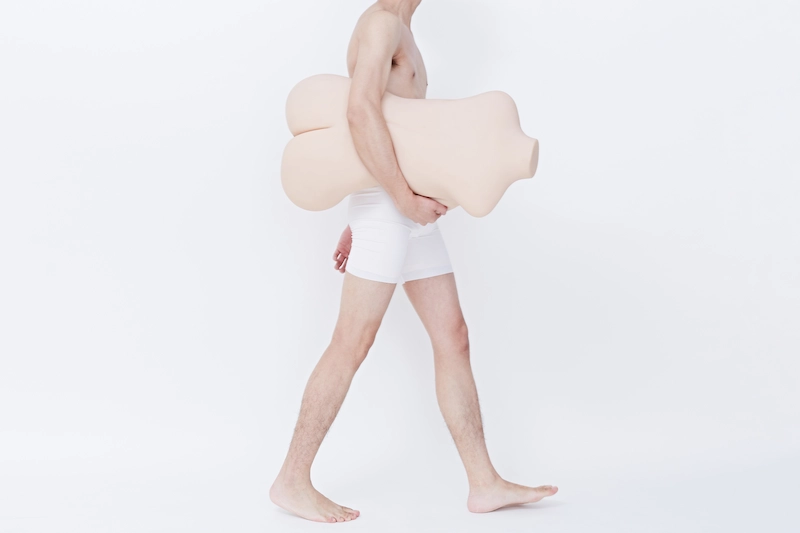 Torso-sex-doll-round-thigh-yellow-man-carrying-her