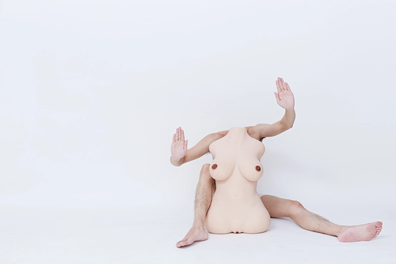 Tpe-sex-torso-round-thigh-yellow-in-front-of-man