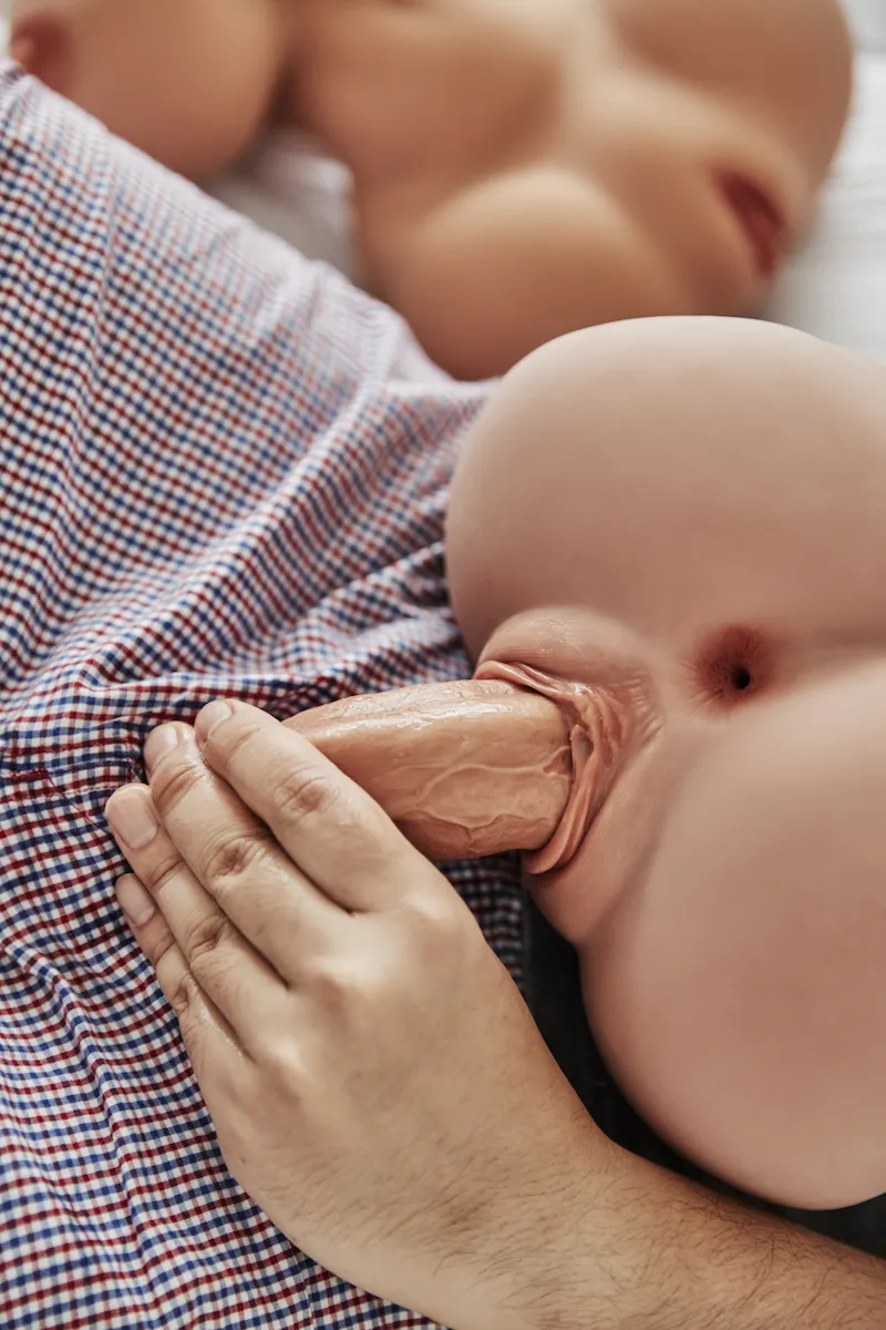 Mini-sex-torso-toy-s-x-l-mtorso-insertion-close-up