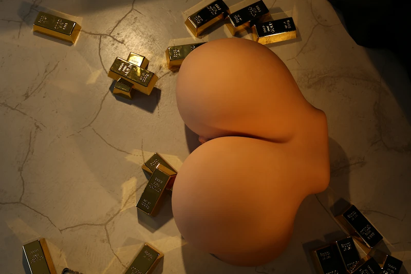 Toy-sex-doll-R3-SuntanTop-down-butt-shot