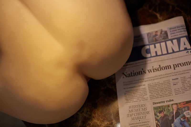 Big-butt-sex-doll-r4-yellow-top-view-butt-angle