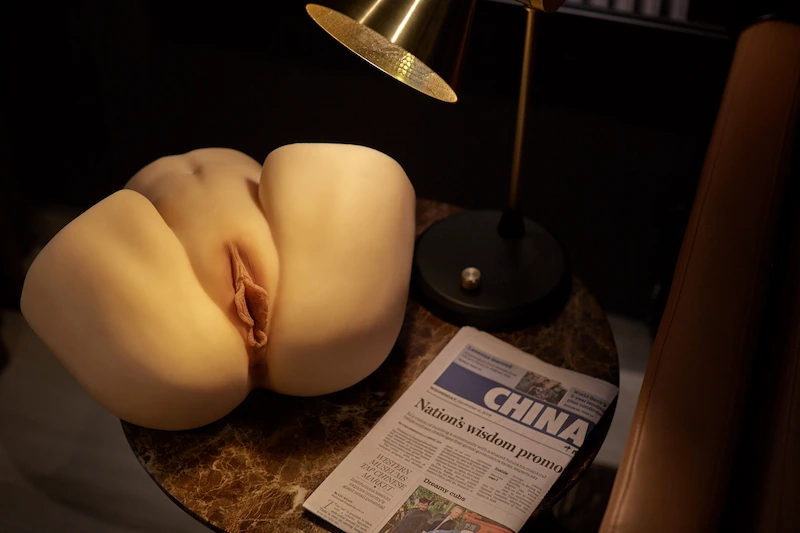 Sex-butt-torso-r4-yellow-lying-on-table