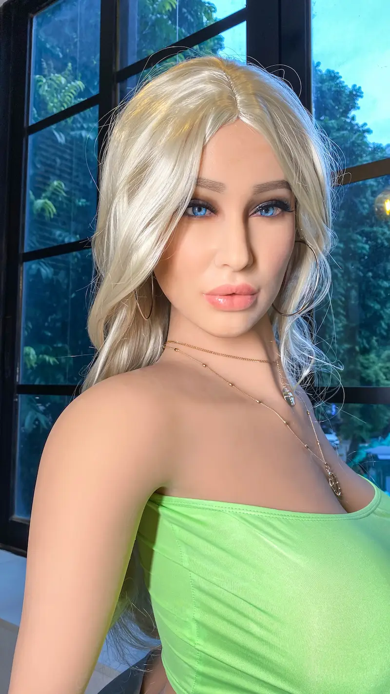 Big-breasts-sex-doll-170cm-savannah-head-display
