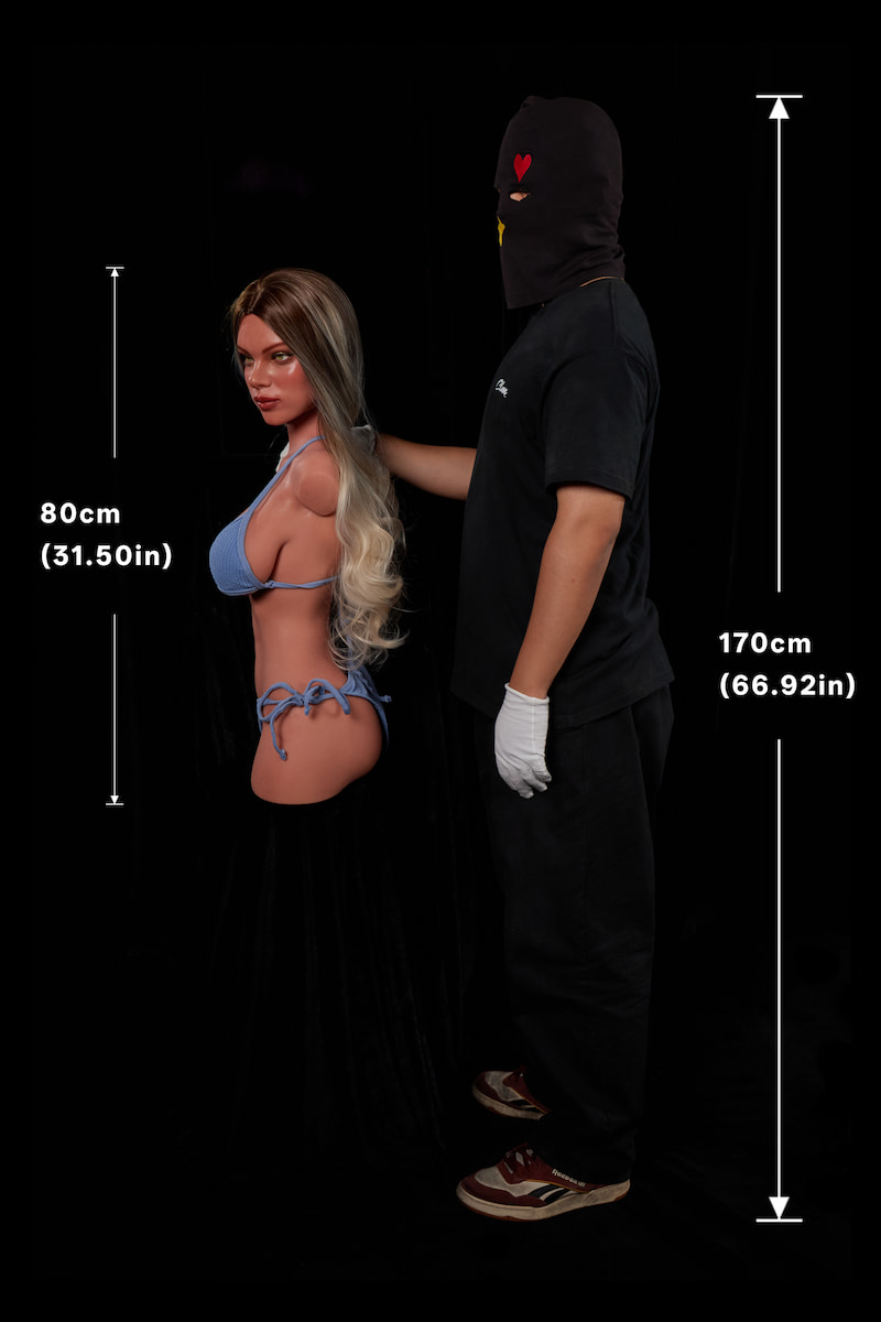 ULW662#Hedia: A side-view size comparison showing the scale of the 80cm half-body doll next to a 170cm adult male, providing a clear real-world reference for the product's actual size.