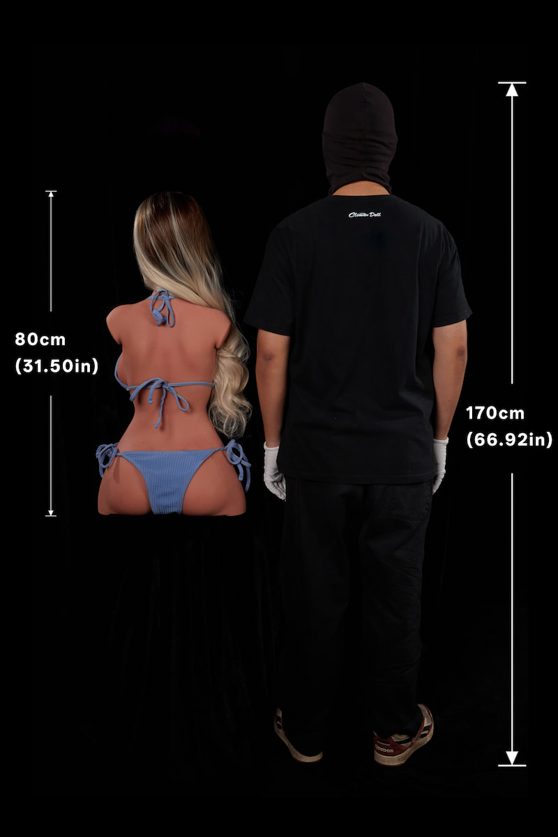 ULW662#Hedia: A rear-view size comparison illustrating the scale of the 80cm half-body doll against a 170cm adult male, providing an intuitive reference for physical proportions.