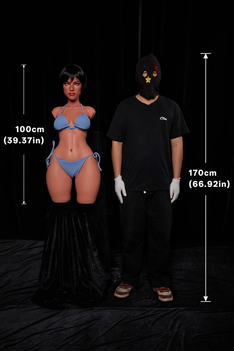 ULW 882# Livia: This comparison shot visually demonstrates the model's massive scale, highlighting its exceptionally broad and thick half-body torso when referenced side-by-side with a human arm.