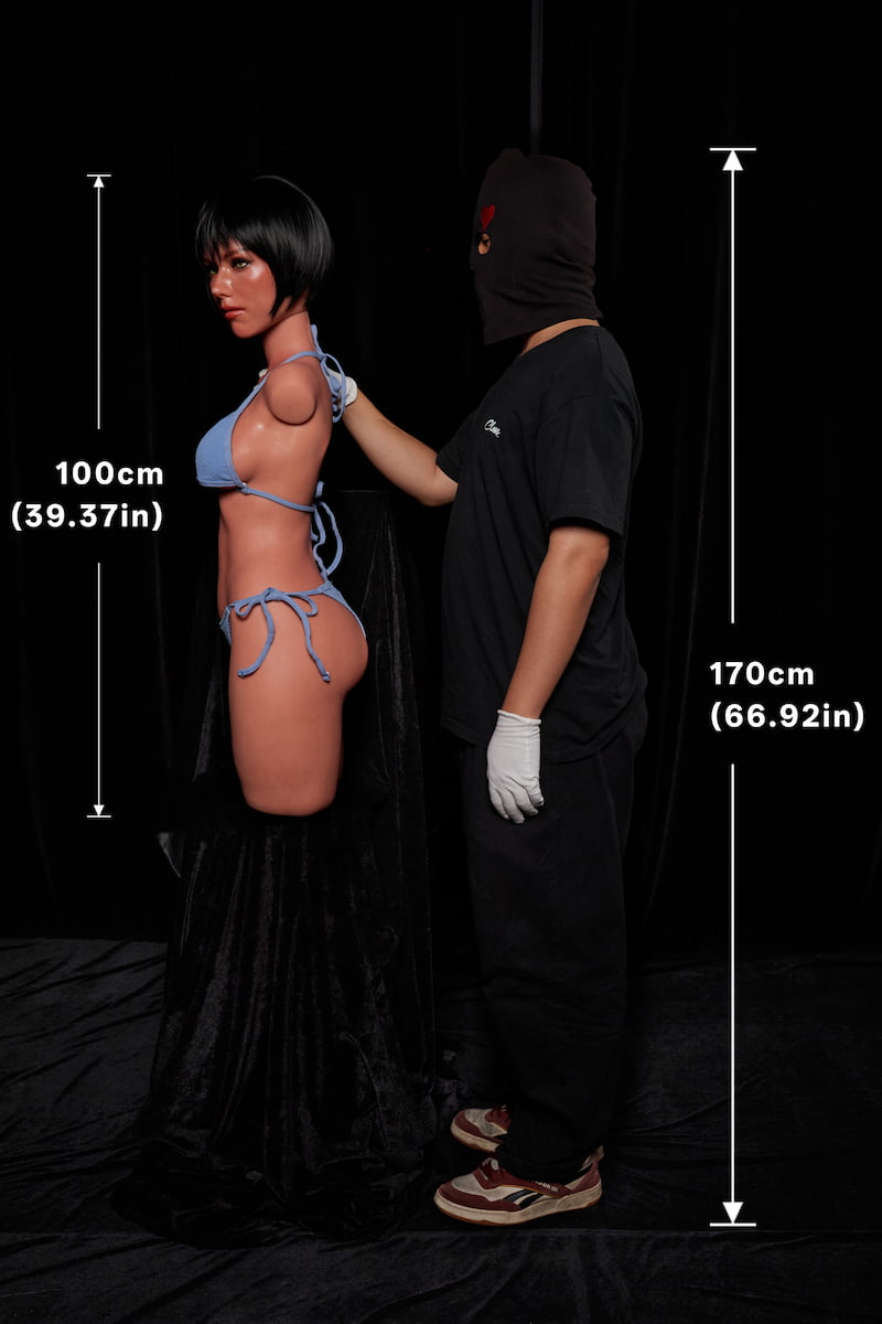 ULW 882# Livia: This side-view comparison shows the 100cm half-body torso against a 170cm human for scale, clearly outlining its exceptionally deep, thick profile and voluminous hip curves to emphasize the model's massive physical presence.