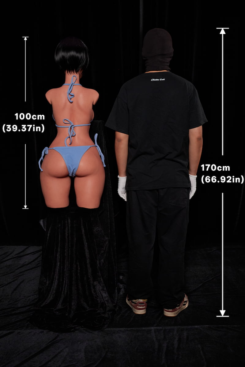 ULW 882# Livia: This rear-view comparison uses a 170cm human and a 100cm half-body torso to visually demonstrate its disproportionately broad hip contours and massive overall size.