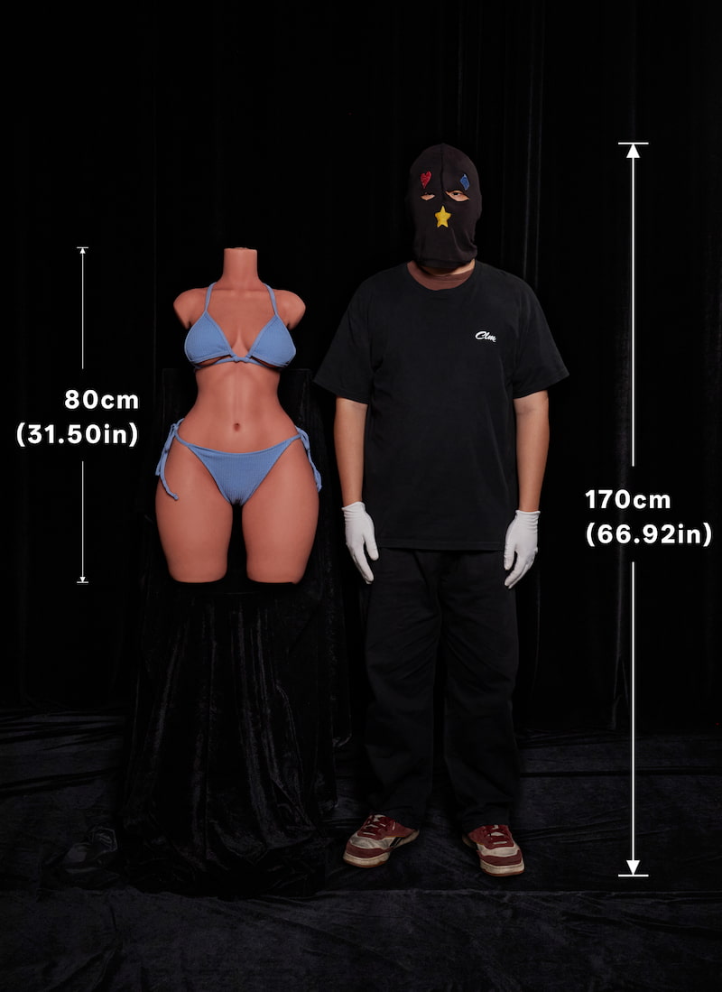 ULW 882# Livia: By placing a human arm alongside the 80cm half-body torso, this shot visually demonstrates its disproportionately broad hips and massive, fleshy volume, using a scale reference to emphasize the model's incredible size.