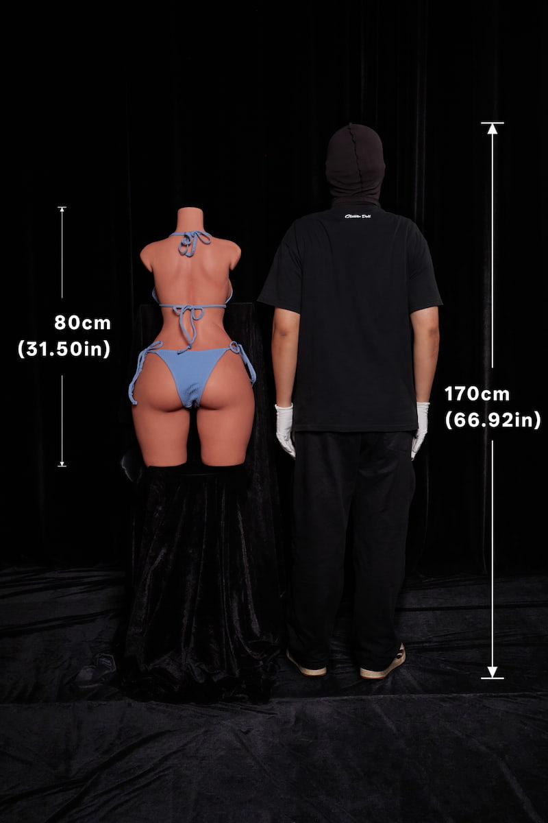 ULW 882# Livia: This rear-view comparison shows the 80cm torso against a 170cm human, highlighting exceptionally full, broad hip contours and realistic skin textures for a grand, fleshy silhouette.